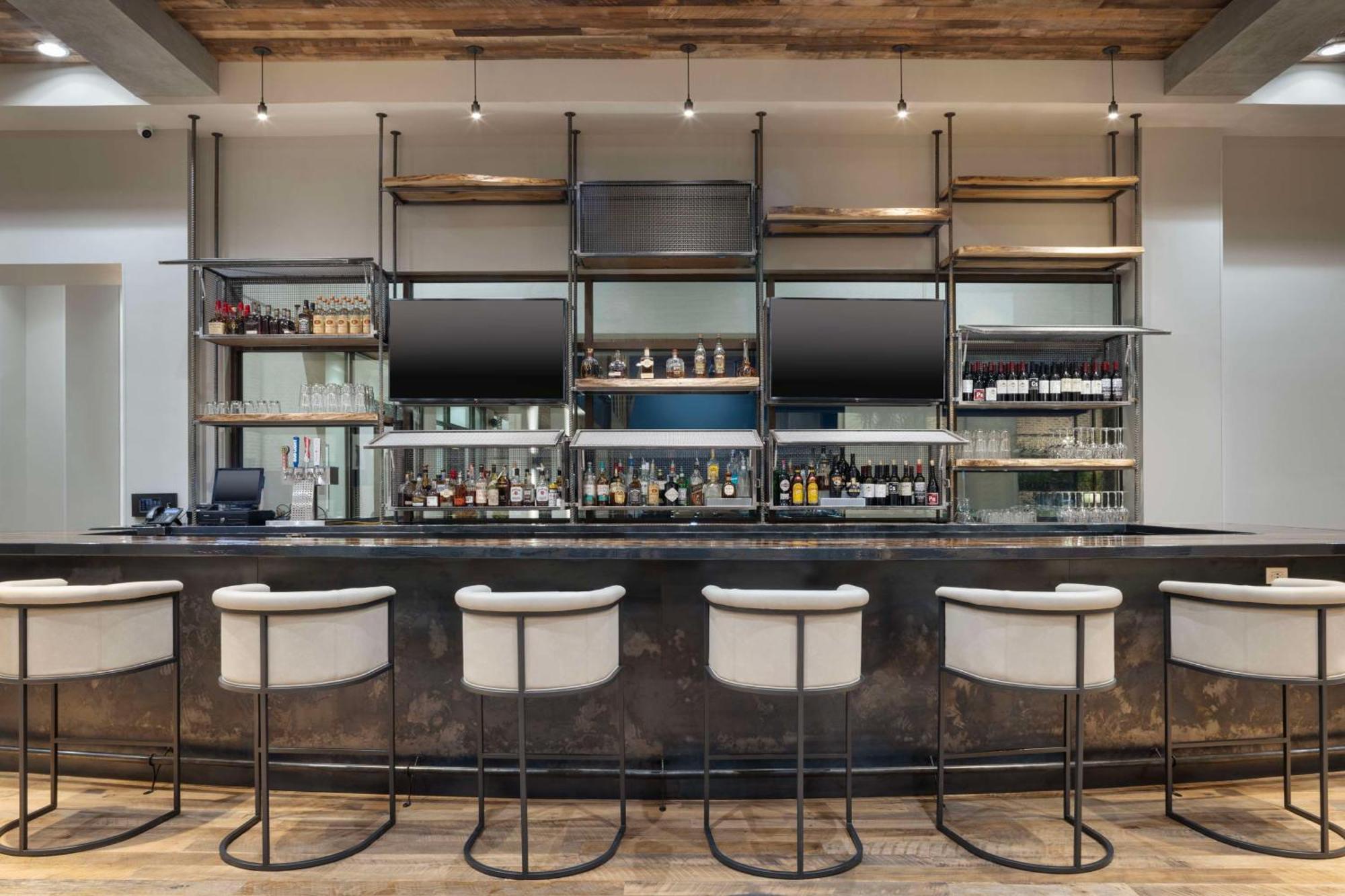 Hotel Embassy By Hilton Bowling