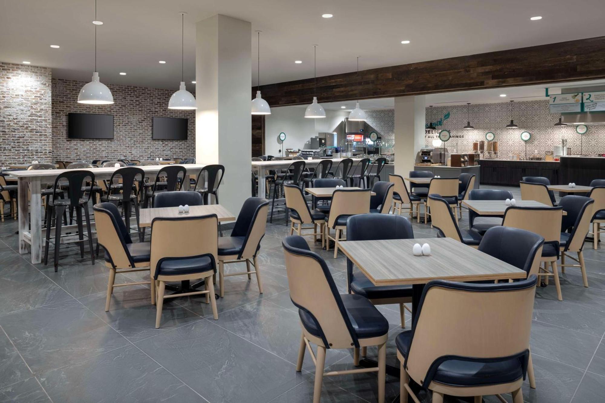 Hotel Embassy By Hilton Bowling 4*