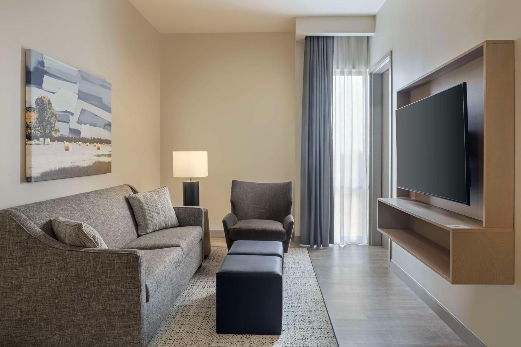 Embassy By Hilton Bowling 4*